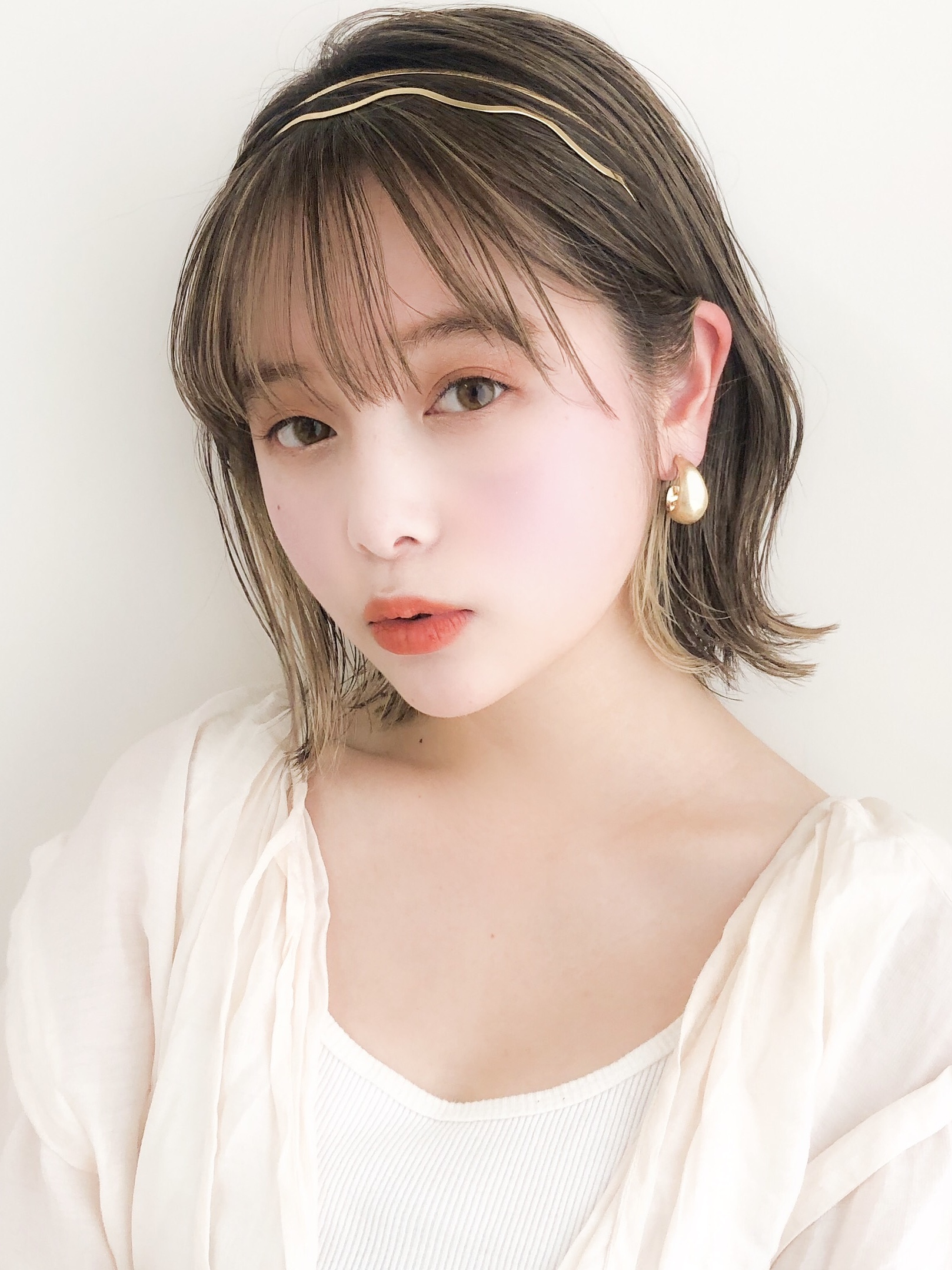 アクセサリーカラー外ハネレイヤーくびれボブ