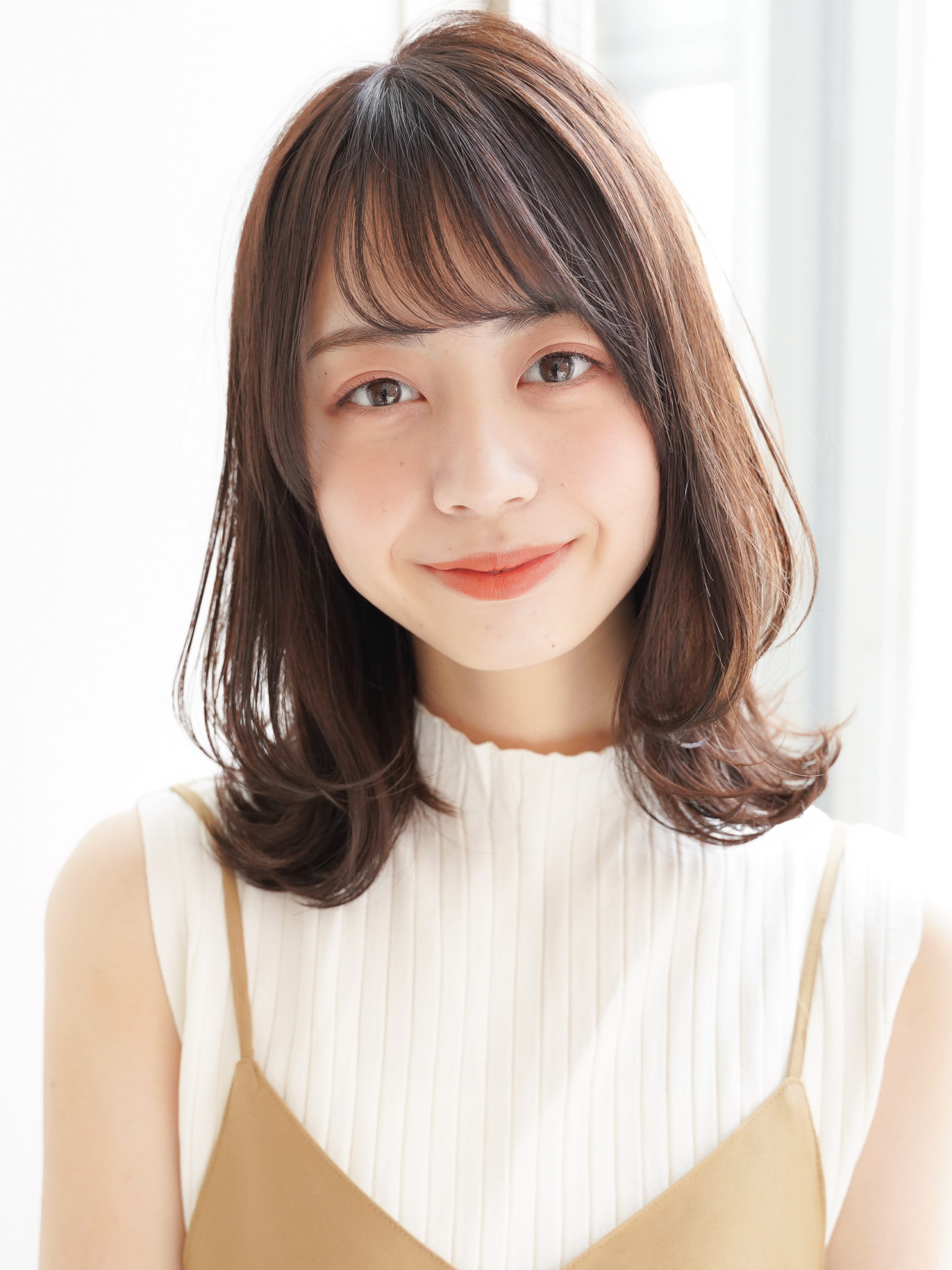 くびれミディアムレイヤー 毛先パーマで小顔ヘアに 表参道 青山の美容院 美容室グループ Kanow Group