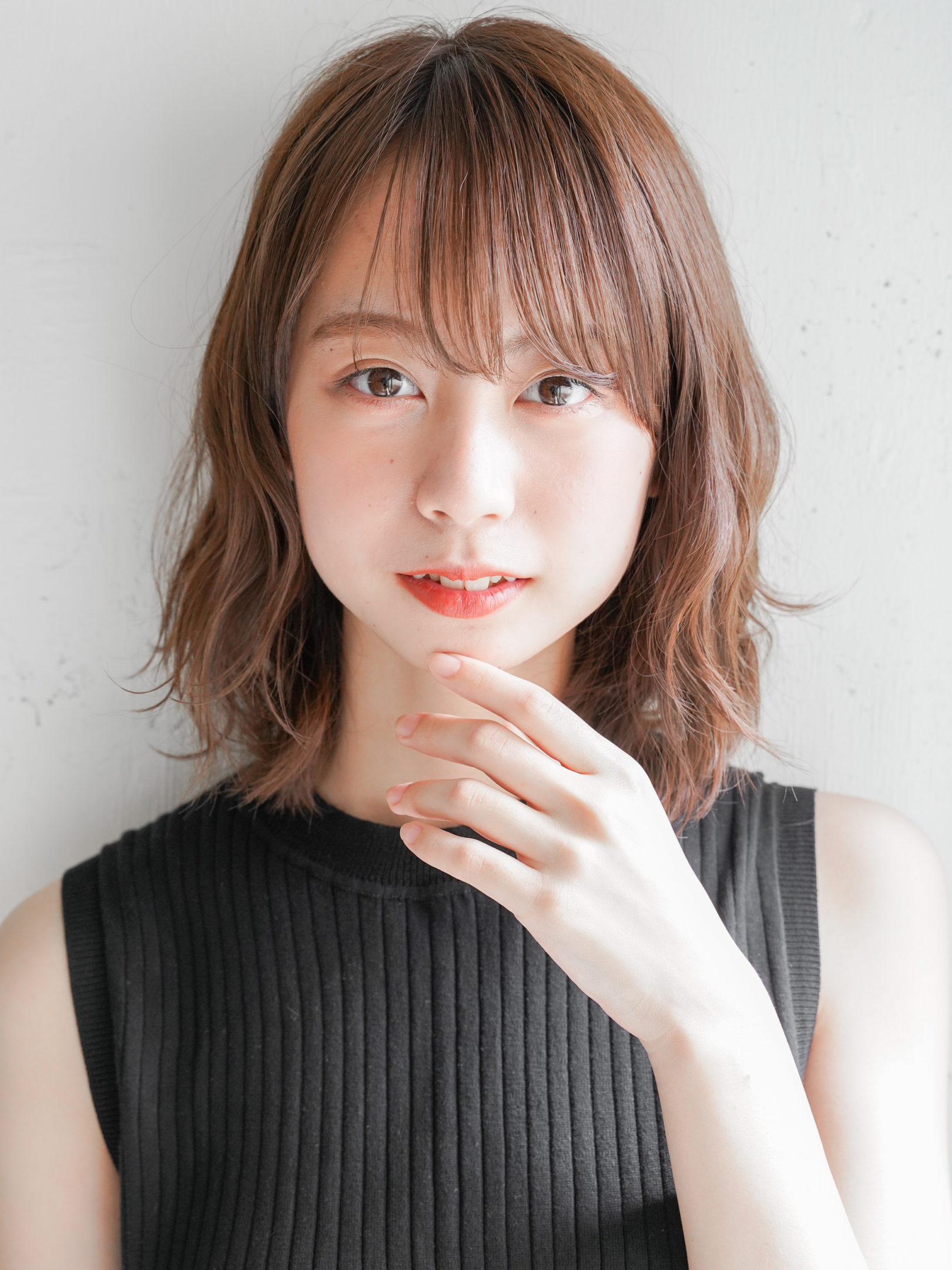 人気のミディアムヘア ウェーブで動きのある髪に 表参道 青山の美容院 美容室グループ Kanow Group