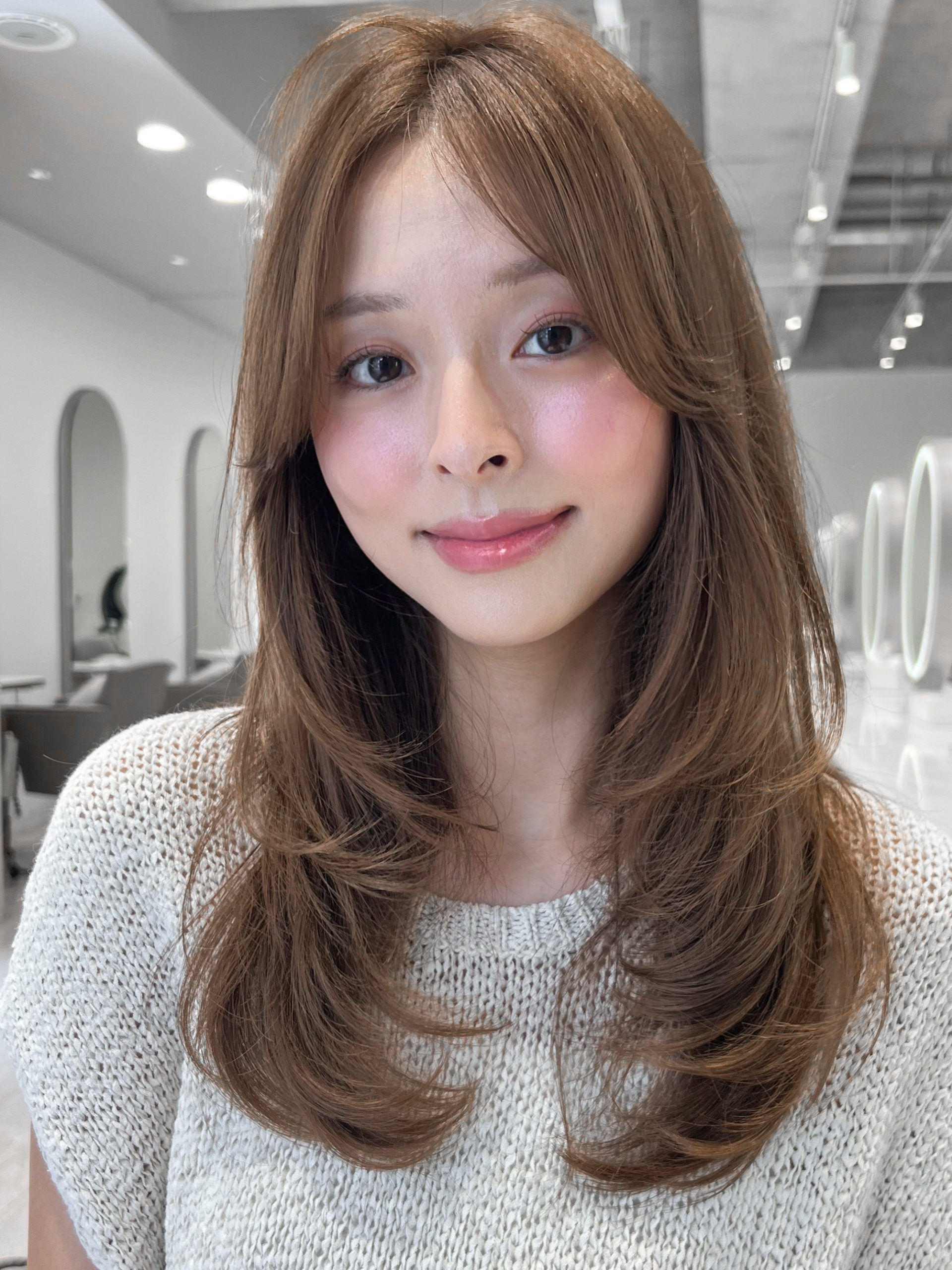 レイヤー×ワンカールで小顔見せ。上品シルエットの作り方