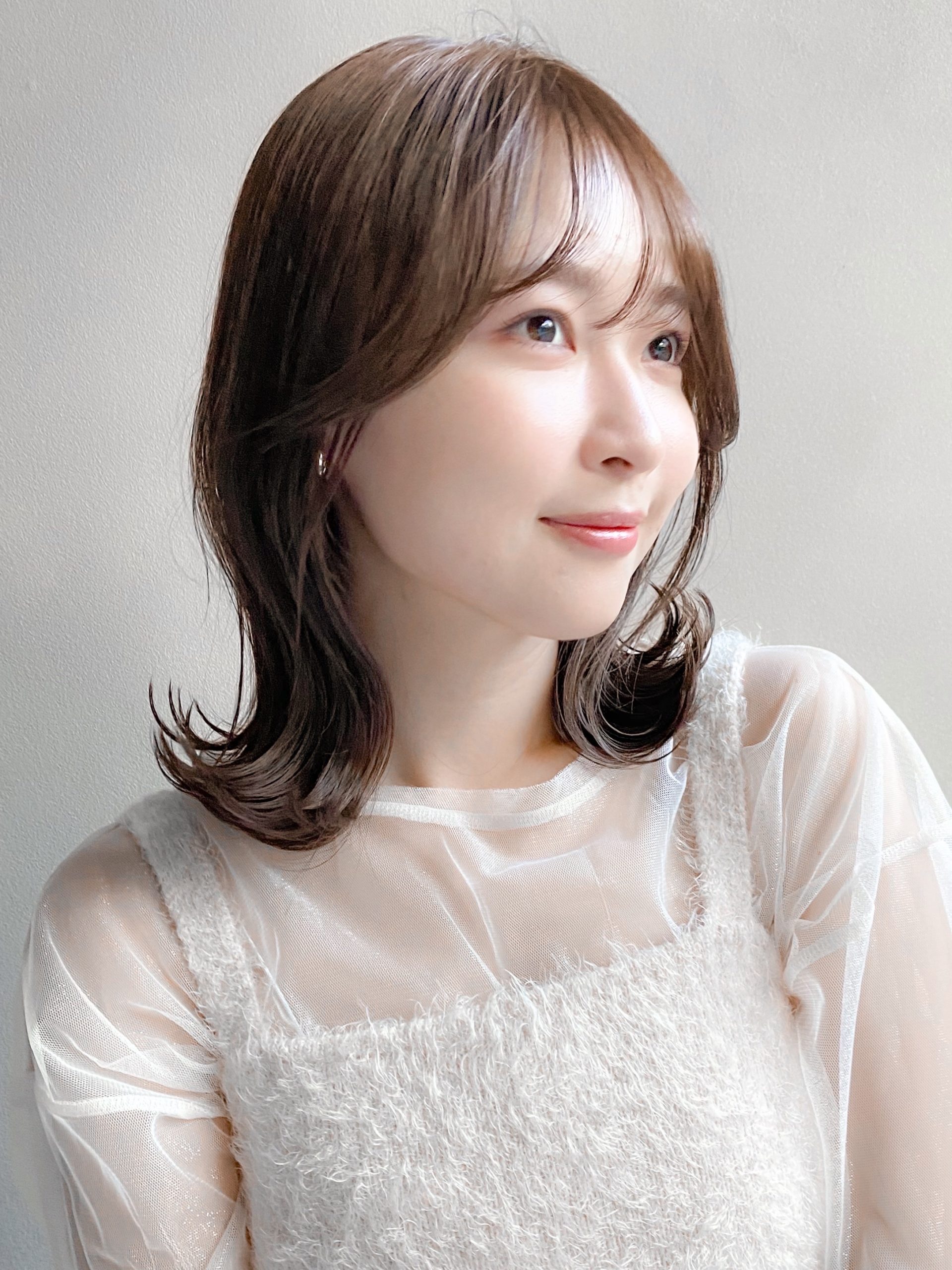 鎖骨でカールする外ハネスタイル！