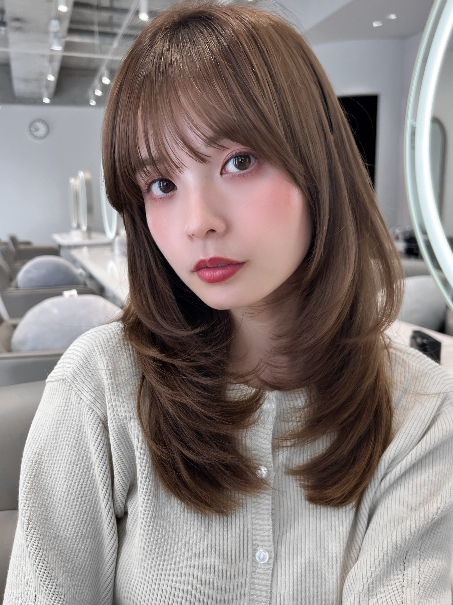 顔周りが軽く見えるレイヤーカット