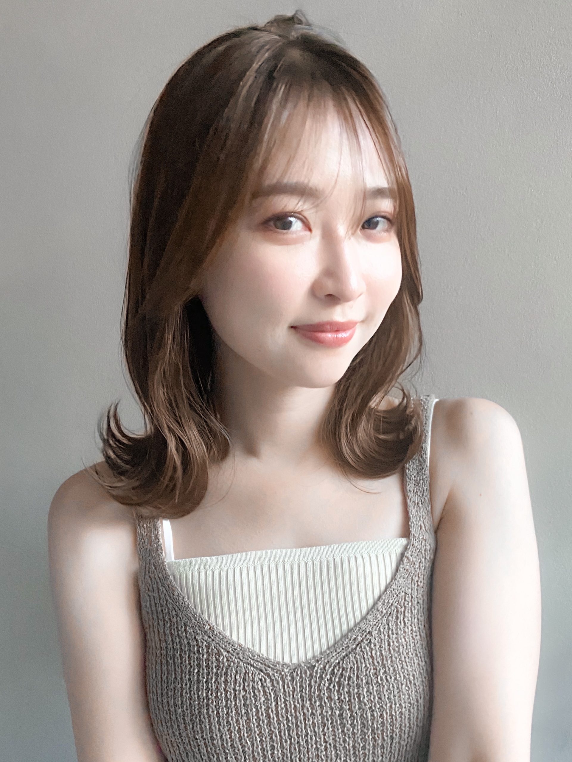 肩上でカールする外ハネスタイル！